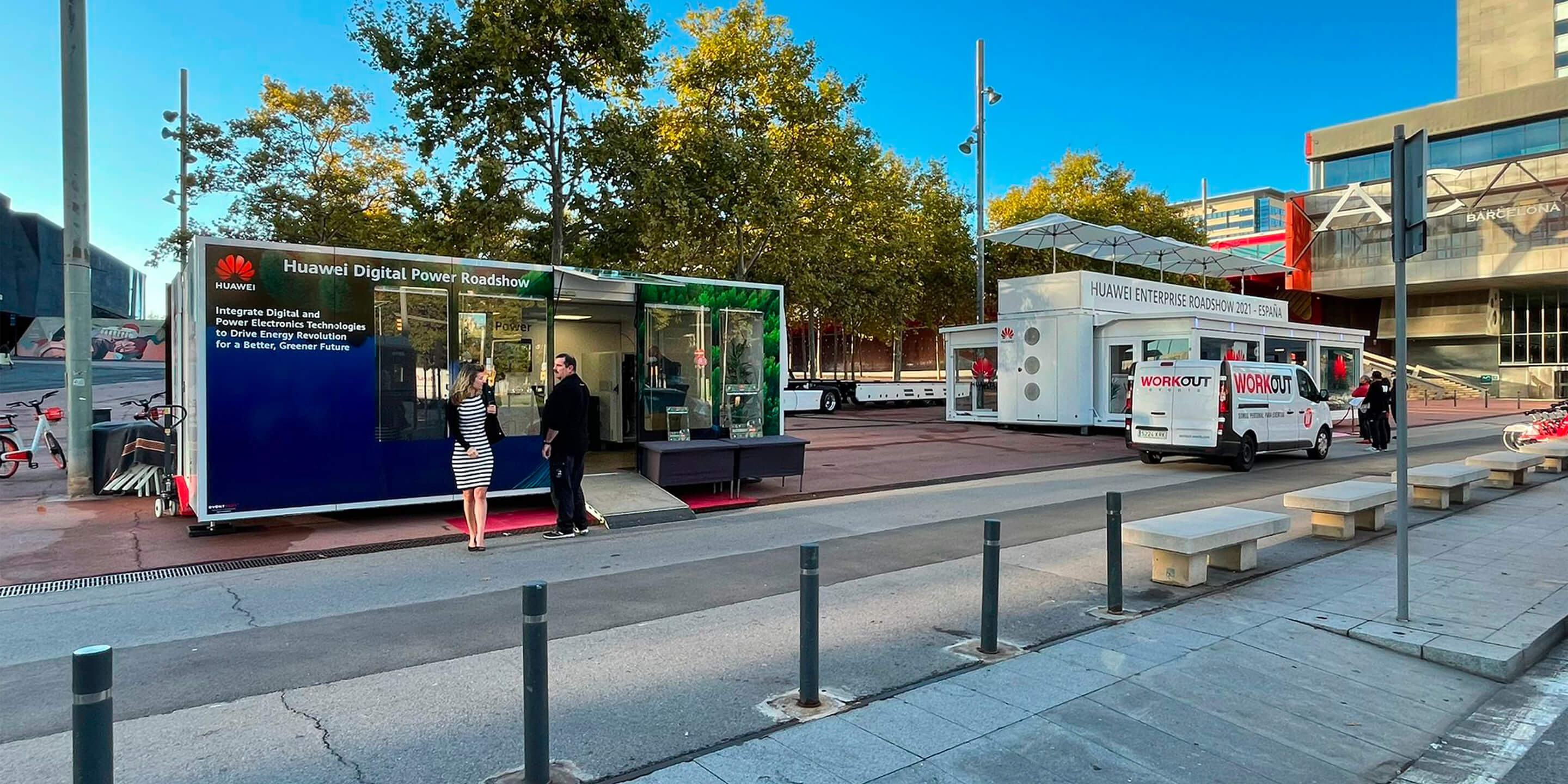 Mobile showroom Expandable Panoramic exhibition unit on location in Barcelona with Huawei as part of their European Digital Power Roadshow Tour